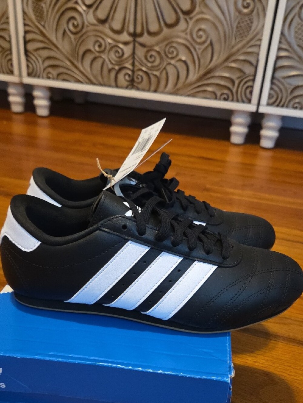 adidas Women/unisex Black & White Classic Taekwondo Lace J Sneakers